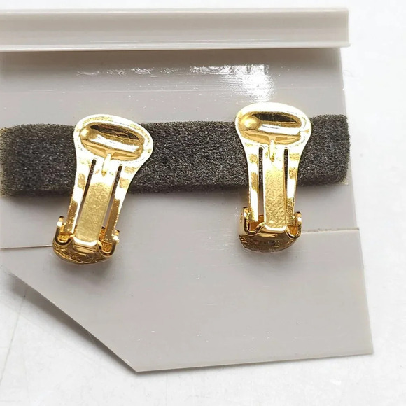 Marvella Vintage Clip-On Earrings Gold Tone Red Cab Green Enamel Christmas - Picture 3 of 4